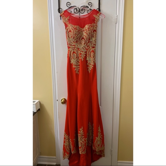 Women’s gown - Fits like S-M - Picture 2 of 5